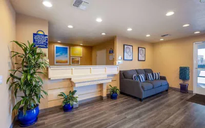 Photo 3 - Days Inn by Wyndham Lathrop
