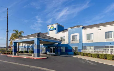 Photo 2 - Days Inn by Wyndham Lathrop