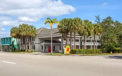 Photo 2 - Super 8 by Wyndham Dania/Fort Lauderdale Arpt