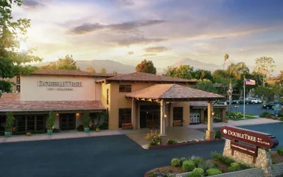 Photo 2 - DoubleTree by Hilton Claremont