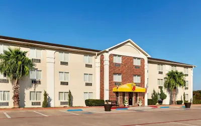 Photo 2 - Super 8 by Wyndham Waco University Area