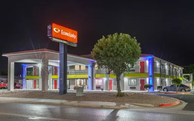 Photo 2 - Econo Lodge West - Coors Blvd