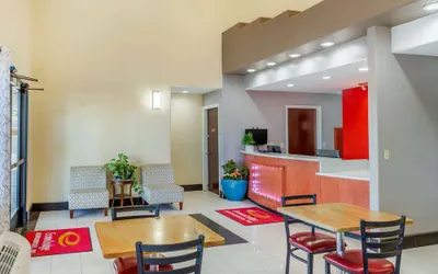 Photo 4 - Econo Lodge West - Coors Blvd
