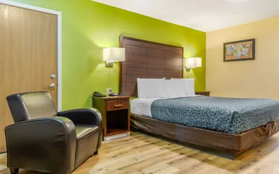 Photo 5 - Econo Lodge West - Coors Blvd