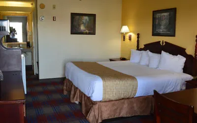 Photo 4 - Travelodge by Wyndham Montgomery East