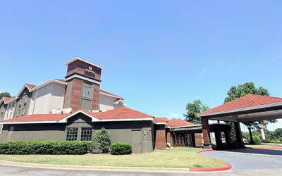 Photo 2 - La Quinta Inn & Suites by Wyndham Birmingham Homewood