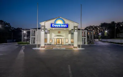 Photo 2 - Days Inn by Wyndham Enterprise