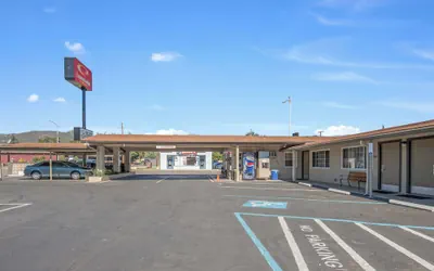 Photo 2 - Econo Lodge Inn & Suites Yreka
