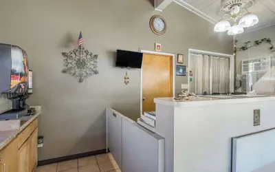 Photo 4 - Econo Lodge Inn & Suites Yreka