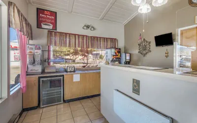 Photo 3 - Econo Lodge Inn & Suites Yreka