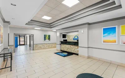 Photo 3 - Days Inn & Suites by Wyndham Cedar Rapids