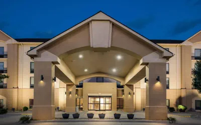 Photo 2 - Days Inn & Suites by Wyndham Cedar Rapids
