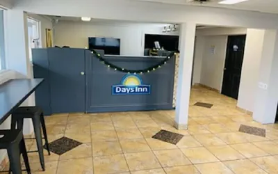 Photo 4 - Days Inn & Suites by Wyndham Port Huron