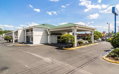 Photo 2 - Motel 6 Waycross GA