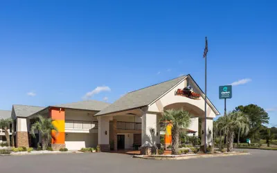Photo 2 - Howard Johnson by Wyndham Savannah GA