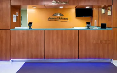 Photo 3 - Howard Johnson by Wyndham Savannah GA