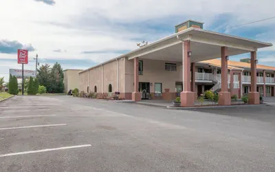 Photo 2 - Red Roof Inn & Suites Rome