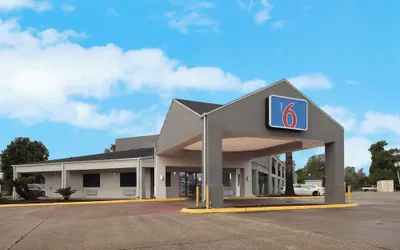 Photo 2 - Motel 6 Lake Charles, LA