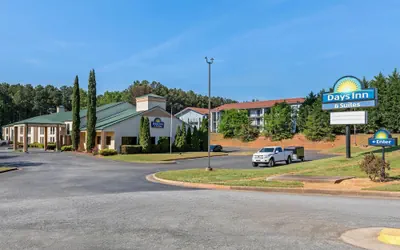 Photo 2 - Days Inn & Suites by Wyndham Peachtree Corners/Norcross