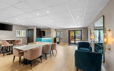 Photo 4 - Days Inn & Suites by Wyndham Peachtree Corners/Norcross