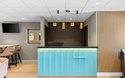 Photo 3 - Days Inn & Suites by Wyndham Peachtree Corners/Norcross