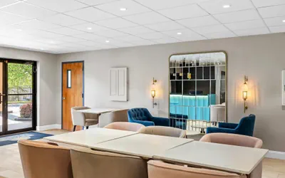 Photo 5 - Days Inn & Suites by Wyndham Peachtree Corners/Norcross