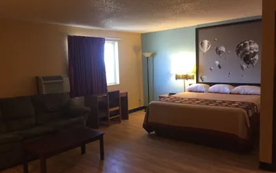 Photo 5 - Super 8 by Wyndham Raton