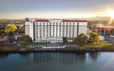 Photo 2 - Embassy Suites by Hilton San Francisco Airport Waterfront