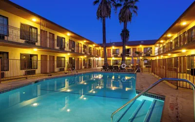 Photo 2 - Studio City Court Yard Hotel