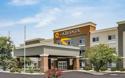 Photo 2 - La Quinta Inn & Suites by Wyndham Evansville