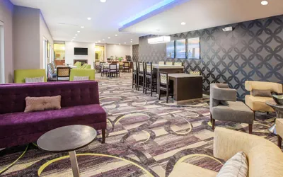 Photo 3 - La Quinta Inn & Suites by Wyndham Elkhart