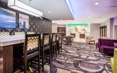 Photo 4 - La Quinta Inn & Suites by Wyndham Elkhart