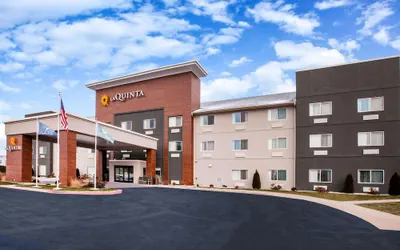 Photo 2 - La Quinta Inn & Suites by Wyndham Elkhart