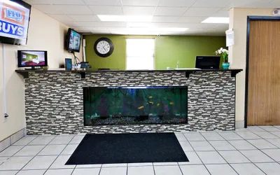 Photo 2 - Days Inn by Wyndham Park City Kansas