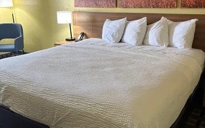 Photo 4 - Days Inn by Wyndham Park City Kansas