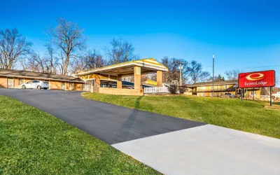 Photo 2 - Econo Lodge Oskaloosa