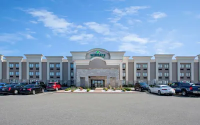 Photo 2 - Wingate by Wyndham Detroit Metro Airport