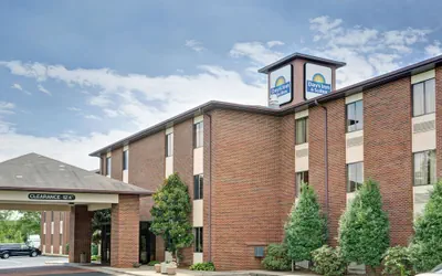 Photo 2 - Days Inn & Suites by Wyndham Hickory