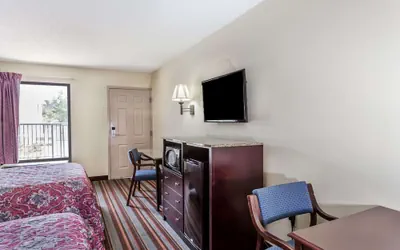 Photo 2 - Days Inn by Wyndham Sanford