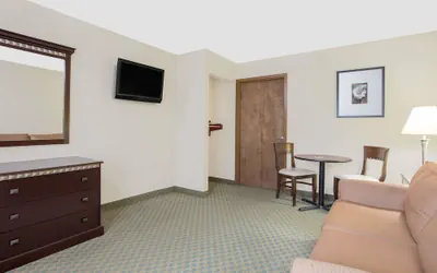 Photo 5 - Super 8 by Wyndham Danville
