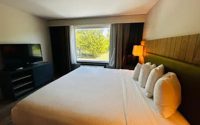 Photo 4 - Radiant Inn & Suites