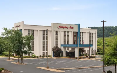 Photo 2 - Hampton Inn Bristol