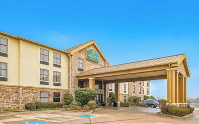 Photo 2 - La Quinta Inn & Suites by Wyndham Denison - N. Lake Texoma