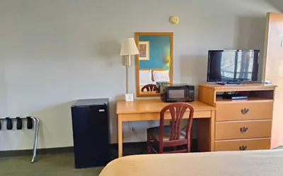 Photo 4 - Executive Inn