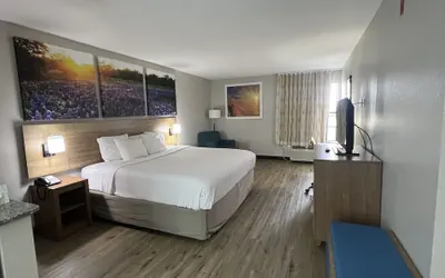 Photo 5 - Days Inn by Wyndham Dallas Plano