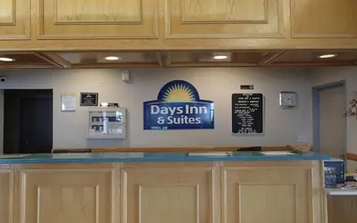 Photo 4 - Days Inn & Suites by Wyndham Corpus Christi Central