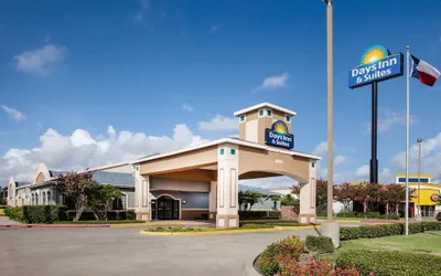 Photo 2 - Days Inn & Suites by Wyndham Corpus Christi Central