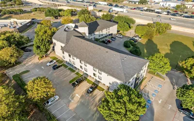 Photo 2 - Days Inn & Suites by Wyndham DeSoto