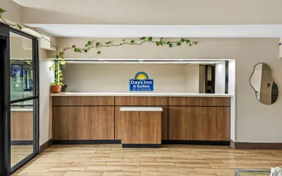 Photo 3 - Days Inn & Suites by Wyndham DeSoto