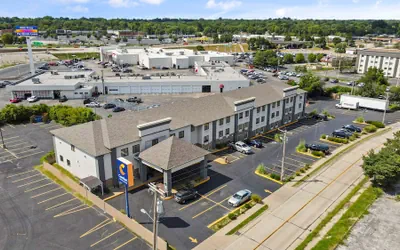 Comfort Inn & Suites Hazelwood - St. Louis